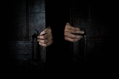 El ahşap kapı karanlık oda içeriden açın..