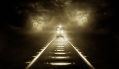 Eski trenler gece gökyüzü bulut fırtına arka plan üzerinde çalıştırmak