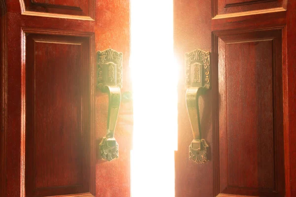 Open deur lichtconcept succes — Stockfoto