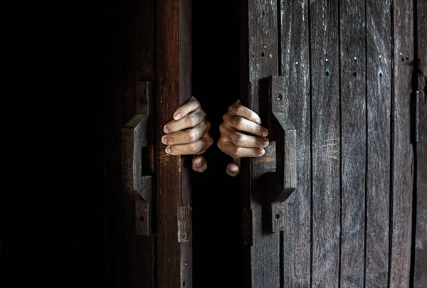 Ręce otworzyć drewniane drzwi od wewnątrz ciemnego pokoju. — Zdjęcie stockowe