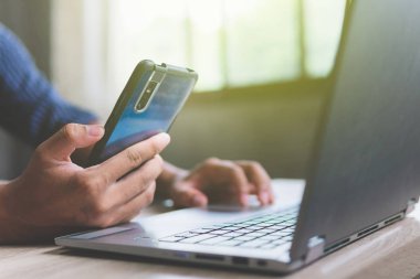 İş adamı el akıllı cep telefonu tutarak, kredi kartı kullanarak 
