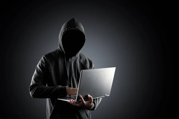 Kejahatan dunia maya, peretasan dan kejahatan teknologi. tidak ada hacker wajah dengan la — Stok Foto