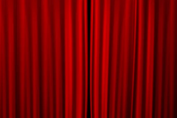 Cortina roja en el teatro o escenario de cine ligeramente abierto — Foto de Stock