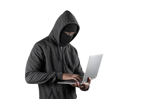 Kejahatan dunia maya, peretasan dan kejahatan teknologi. dengan laptop di white b — Stok Foto