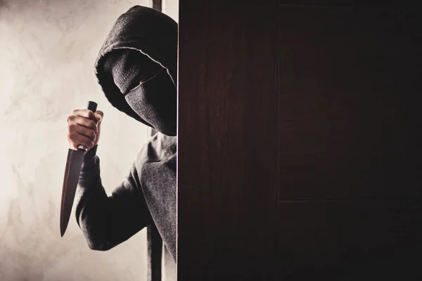 The thief holds a knife to open the house door for robbery. — Stock Photo, Image