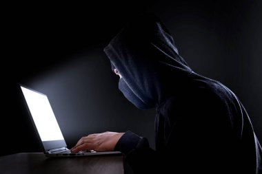 Siber suçlar, hackleme ve teknoloji suçları. dizüstü bilgisayar ile hacker. Wi