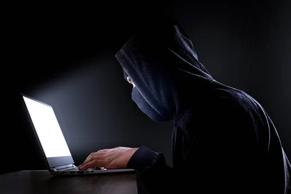 Cyberprzestępczość, hacking i przestępczości technologicznej. Hacker z laptopem. Wi — Zdjęcie stockowe