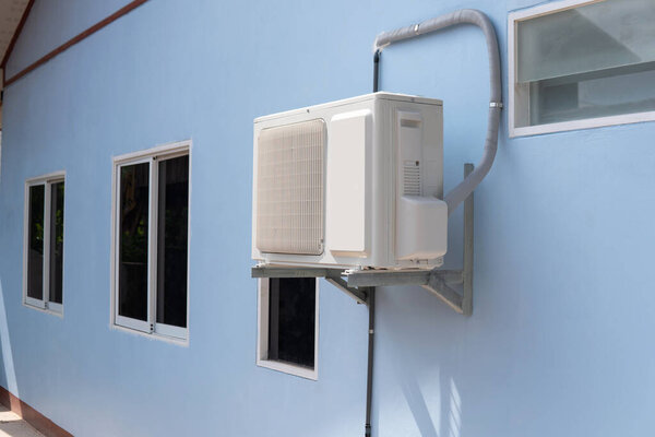 Внешний компрессор кондиционера.