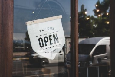 Kafe 'de klasik beyaz tabelada 