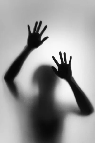 Fantasma Concepto Sombra Una Mujer Detrás Mano Borrosa Vidrio Mate —  Fotos de Stock