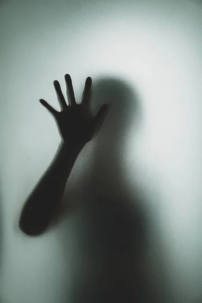 Φάντασμα Έννοια Σκιά Μιας Γυναίκας Πίσω Από Ματ Γυαλί Θολή — Φωτογραφία Αρχείου