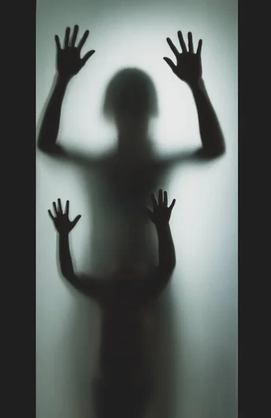 Anne Çocuğun Gölgesi Mat Camın Arkasında Bulanık Vücut Yumuşak Odak — Stok fotoğraf