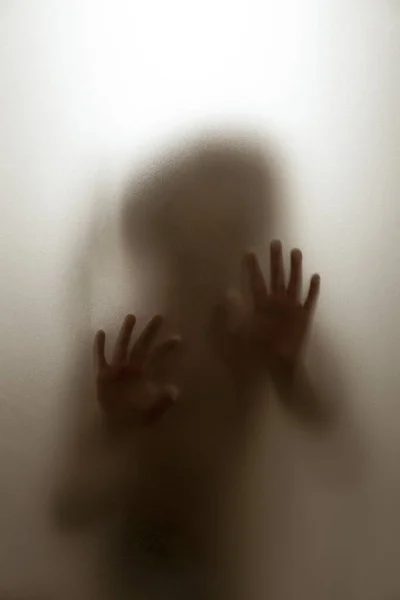 Fantasma Concepto Sombra Niño Detrás Mano Borrosa Vidrio Mate Cuerpo —  Fotos de Stock