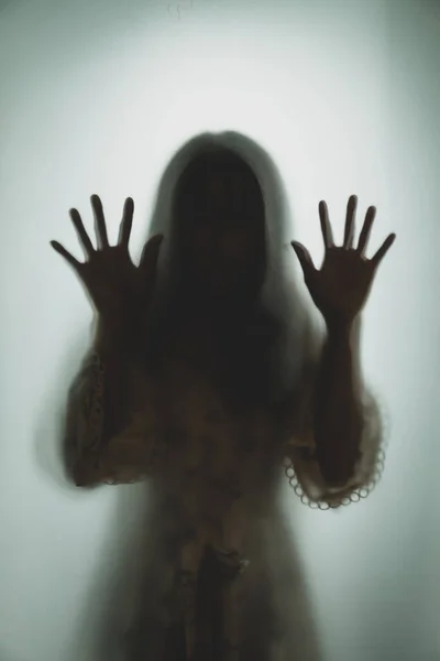 Ghost Έννοια Σκιά Μιας Γυναίκας Πίσω Από Ματ Γυαλί Θολή — Φωτογραφία Αρχείου