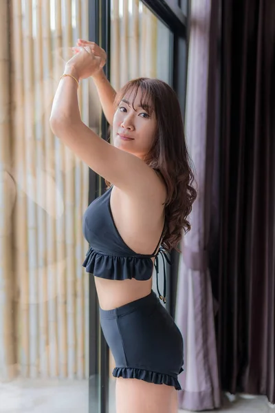 Femme Asiatique Dans Bikini Noir Sexy Dans Hôtel — Photo