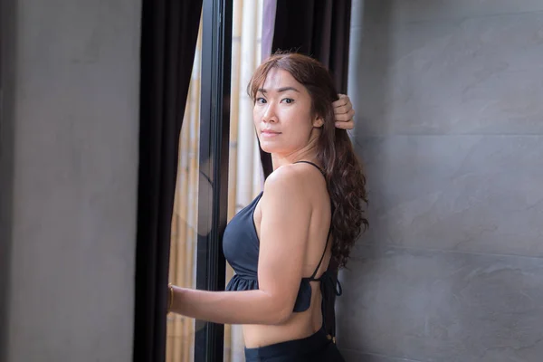 Asiatin Sexy Schwarzen Bikini Einem Hotelzimmer — Stockfoto