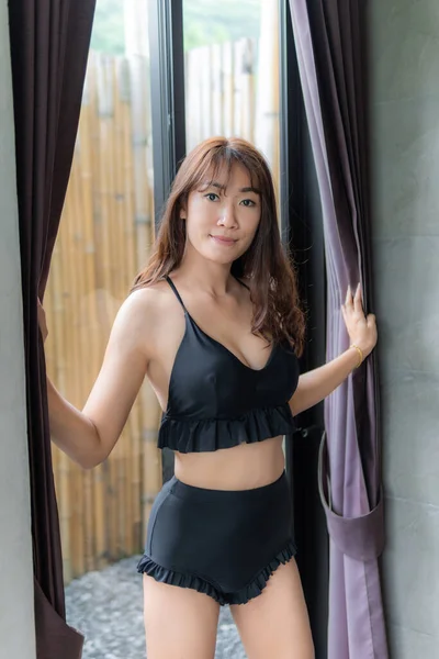 Mujer Asiática Sexy Bikini Negro Hotel —  Fotos de Stock