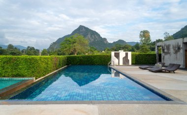 Yüzme havuzunun dağ manzarası var.