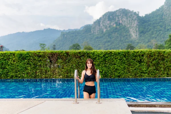 Ásia Mulheres Piscina Meio Montanha Natureza Fundo — Fotografia de Stock