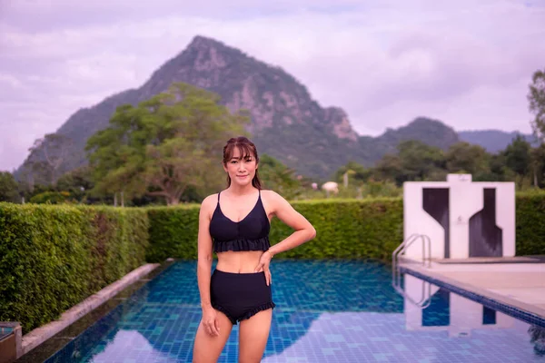 プールのアジアの女性 山の自然背景の中で — ストック写真