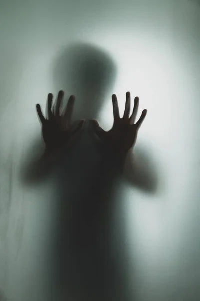 Ghost Konzept Schatten Eines Mannes Hinter Dem Matten Glas Verschwimmen — Stockfoto