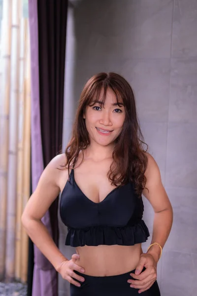 Femme Asiatique Dans Bikini Noir Dans Hôtel — Photo