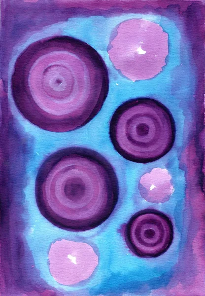 Soyut eşmerkezli çemberler mor renkte suluboya ve parlak mavi arka planda leylak renginde boyanmış. Daireler farklı boyutlarda..