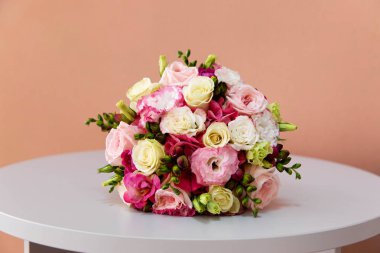 Pembe gülleri olan güzel bir buket