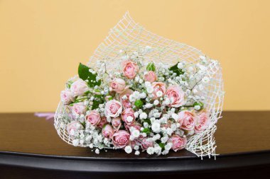 Pembe gülleri olan güzel bir buket