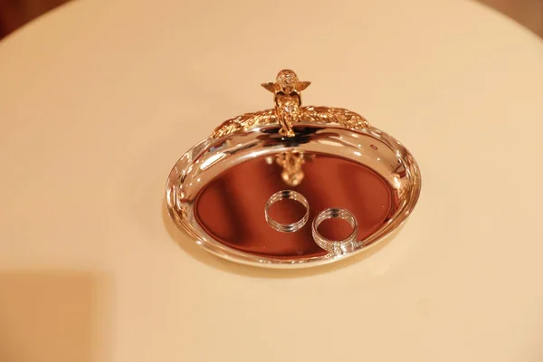 Χρυσά Γαμήλια Δαχτυλίδια Στο Περίπτερο Για Δαχτυλίδια — Φωτογραφία Αρχείου