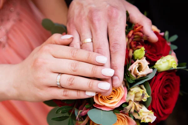 Руки Жениха Невесты Кольцами Свадебным Букетом — стоковое фото