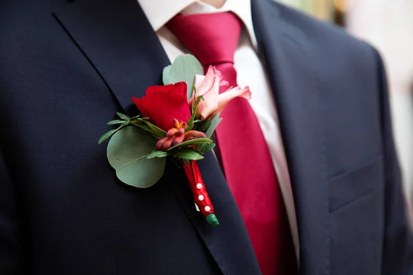 Düğün Yaka Çiçeği Damat Takım Elbise Üzerinde — Stok fotoğraf