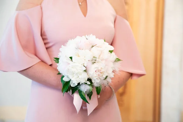 Buquê Casamento Flores Nas Mãos Noiva — Fotografia de Stock