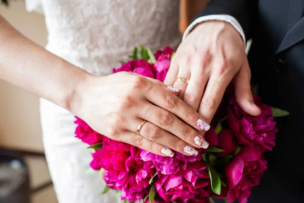 Руки Нареченого Нареченої Кільцями Весільним Букетом — стокове фото