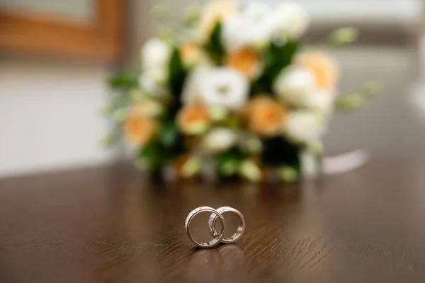 Zlaté Snubní Prsteny Stole Svatební Kytice — Stock fotografie