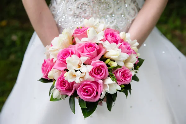 Bröllop Bukett Blommor Händerna Bruden — Stockfoto