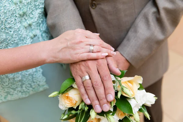 Las Manos Del Novio Novia Con Anillos Ramo Novia —  Fotos de Stock