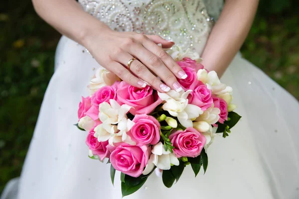 Bouquet Mariage Fleurs Dans Les Mains Mariée — Photo