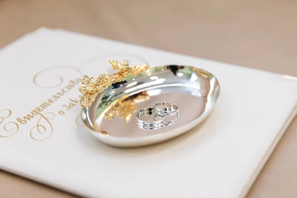 Χρυσά Γαμήλια Δαχτυλίδια Στο Περίπτερο Για Δαχτυλίδια — Φωτογραφία Αρχείου