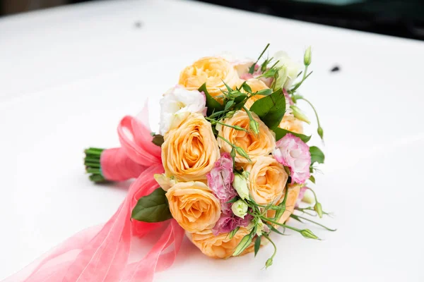 Belo Buquê Noiva Com Flores Diferentes — Fotografia de Stock