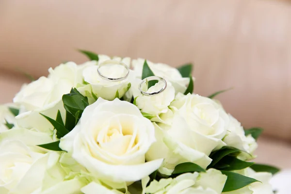 美丽的新娘花束与白色玫瑰和结婚戒指 — 图库照片