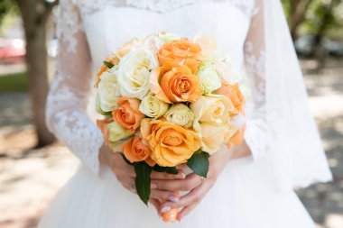 Onu buket, closeup tutan gelin