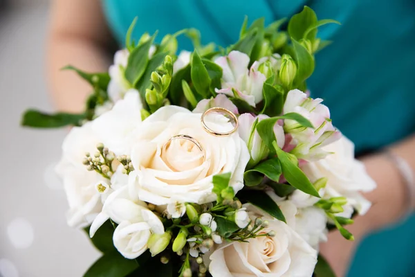 Onu buket, closeup tutan gelin