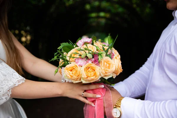 Sposa Tenendo Suo Bouquet Primo Piano — Foto Stock