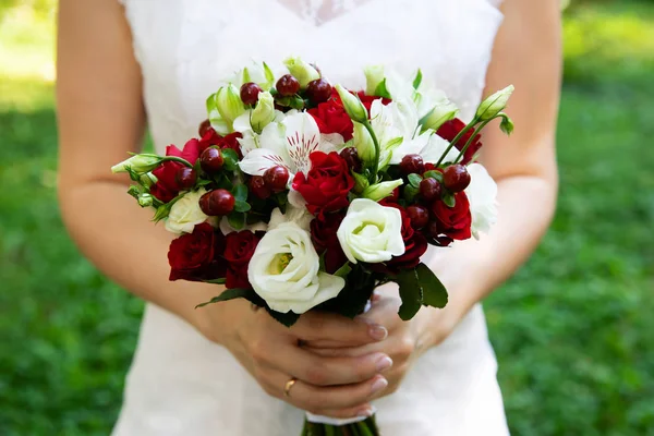 Bride Holding Her Bouquet Closeup — Stock Photo, Image