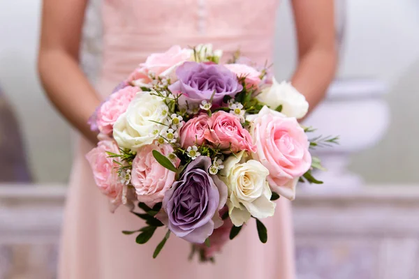 Onu buket, closeup tutan gelin