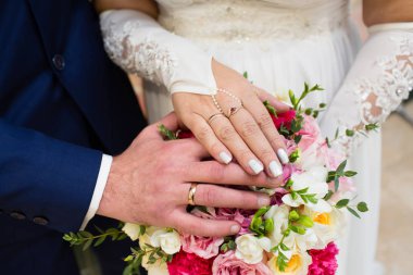 Gelin ve damat elleri ile alyans