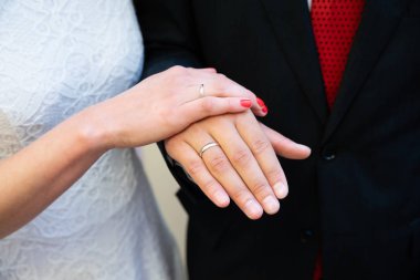 Gelin ve damat elleri ile alyans