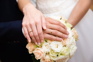 Gelin ve damat elleri ile alyans