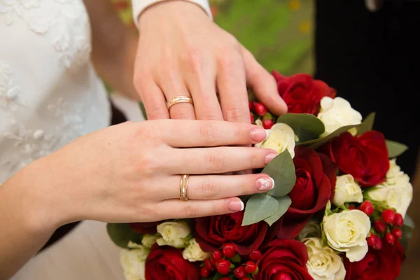 Noiva Noivo Mãos Com Anéis Casamento — Fotografia de Stock